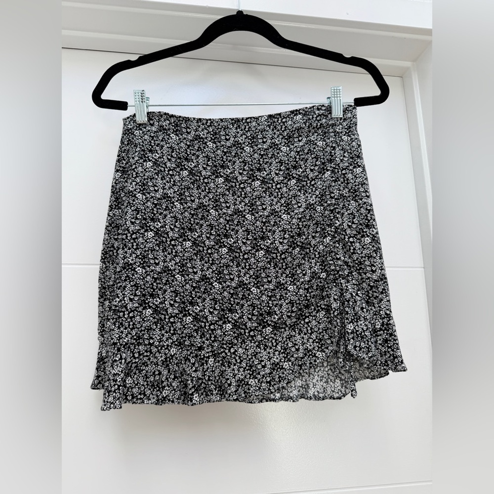 Forever 21 Black & White Floral Mini Skirt Ruffle Hem | Size M - Picture 4 of 9